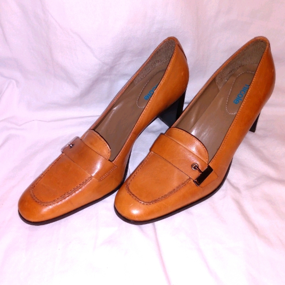 Nicole Sylvia Leather Pump